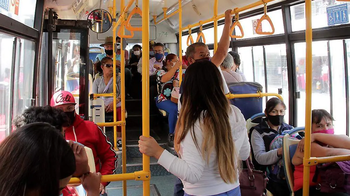 Personas viajando en camión urbano